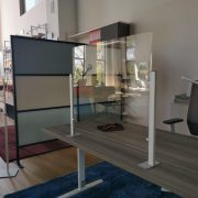 divisorio-in-plexiglass-con-piedi-per-scrivania