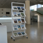 Espositore con piani inclinati con ruote